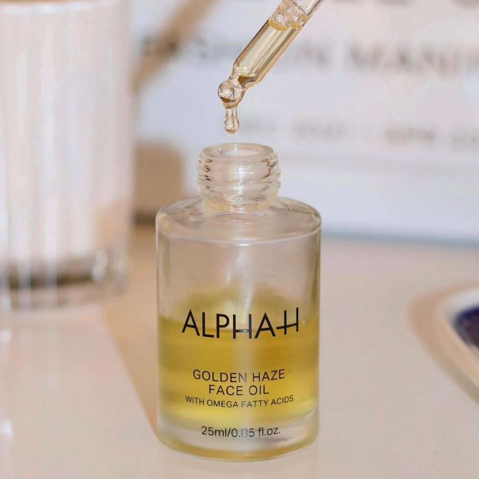 Met de Alpha-H Golden Haze Face Oil geef je je huid een intense hydratatie, kalmering en herstel. Ervaar de transformatie van je huid en geniet van een stralende teint.