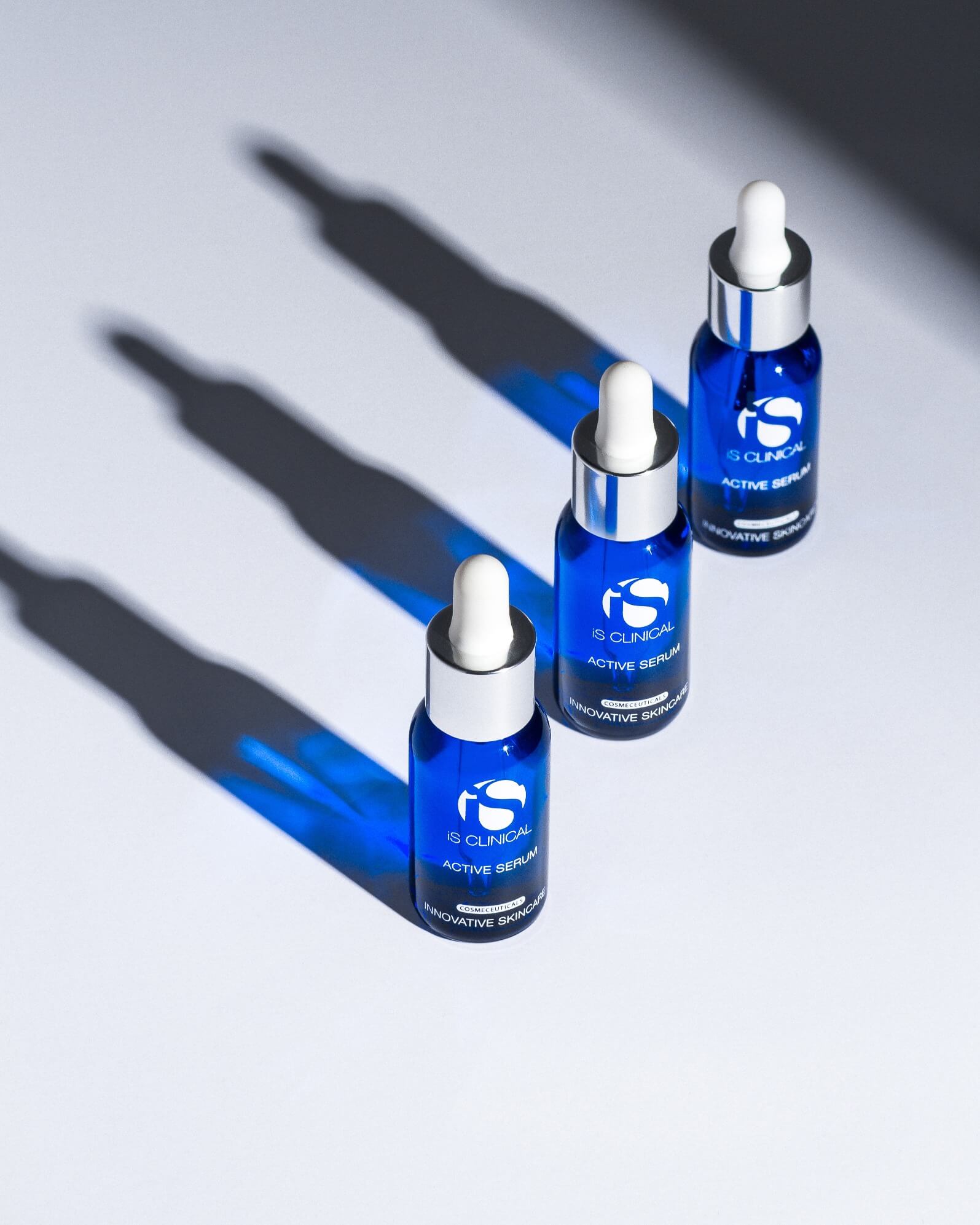 Het IS Clinical Active Serum biedt niet alleen gerichte behandeling, maar ook langdurige resultaten. Na regelmatig gebruik zul je merken dat je huid egaler, gladder en jeugdiger oogt.