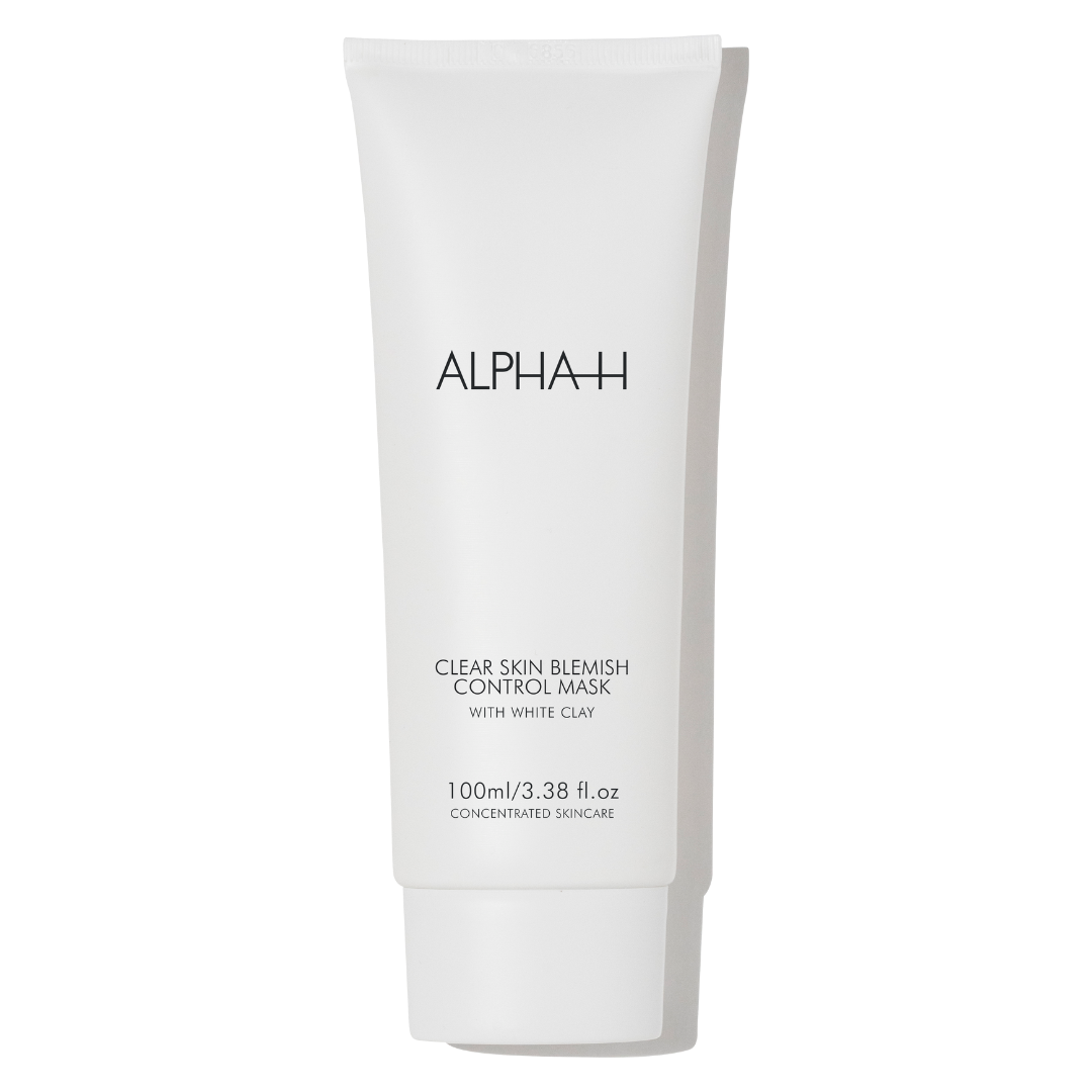 Ontdek de kracht van een heldere en zuivere huid met het Alpha-H Clear Skin Blemish Control Mask. Dit masker, gemaakt van witte klei, is speciaal ontwikkeld om je huid te kalmeren en onzuiverheden effectief te verwijderen. Het reinigt diep in de poriën, pakt bestaande onzuiverheden aan, vermindert ontstekingen en remt de talgproductie.