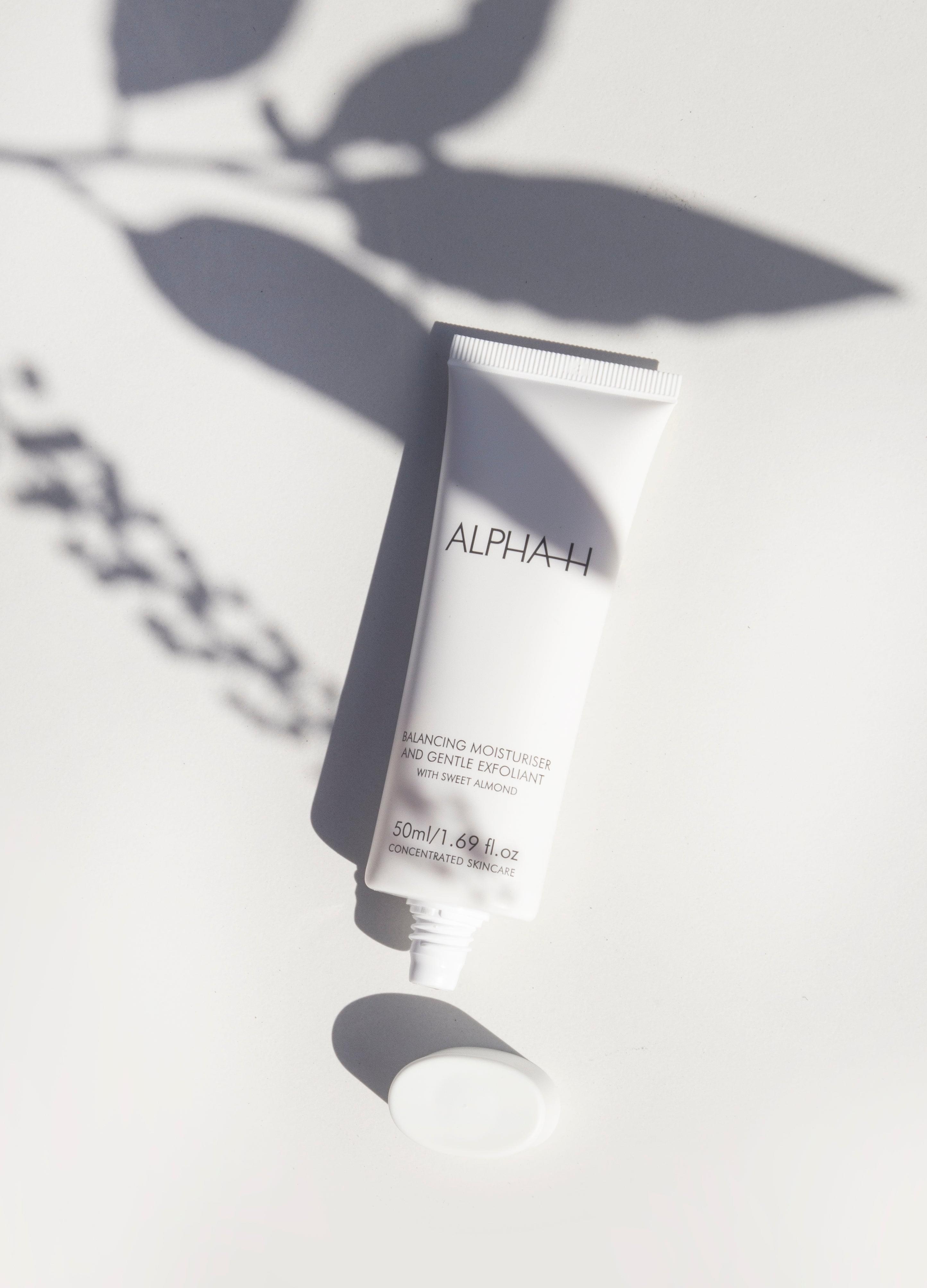 De Alpha-H balancing moistuirser & gentle exfoliant is een krachtige effectieve nachtcreme met 10% glycolzuur om de huid te exfolieren en te hydrateren. De perfecte nachtcreme voor hormonale acne.