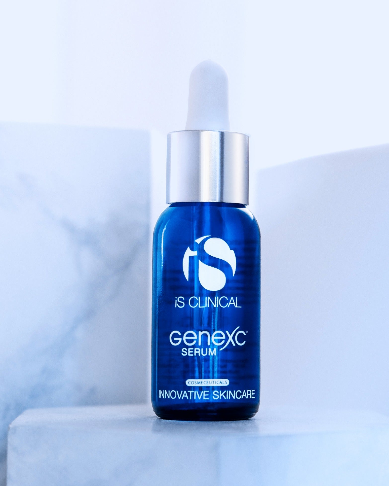 Het GeneXC serum bevat een indrukwekkende concentratie van 20% vitamine C, dat de huid verheldert, verstevigt en beschermt tegen schadelijke invloeden van buitenaf. De toevoeging van extremozymen helpt de huidcellen te beschermen en te herstellen, terwijl de gemengde fruitzuren de celvernieuwing stimuleren voor een frisse en stralende teint. Krachtige antioxidanten zoals groene thee extract en vitamine E werken samen om vrije radicalen te bestrijden en de huid te beschermen tegen oxidatieve stress.