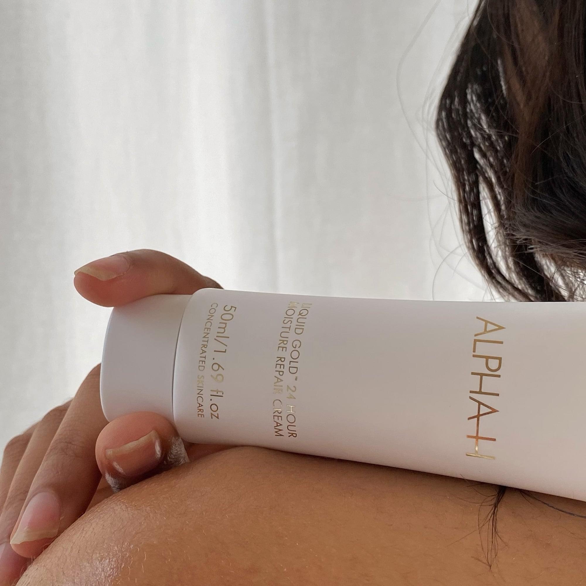 De Alpha-h Liquid gold 24 hour moisture repair cream. Deze geavanceerde formule is speciaal ontwikkeld om fijne lijntjes en rimpels aan te pakken, je poriën te verfijnen en pigmentvlekken te verminderen. Het glycolzuur en melkzuur exfoliëren zachtjes de huid en bevorderen de celvernieuwing, terwijl hyaluronzuur diepe hydratatie biedt om je huid soepel en gehydrateerd te houden.