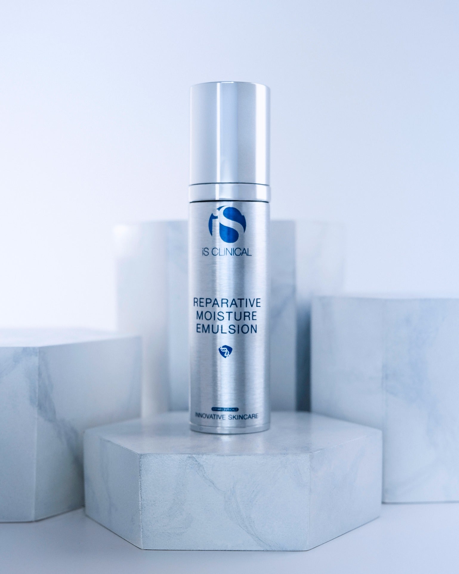 Reparative Moisture Emulsion bevat een krachtige mix van ingrediënten, waaronder 13% extremozymen, 5% hyaluronzuur, Superoxide dismutase, Copper tripeptides, Retinyl Palmitate en squalane. Samen werken deze ingrediënten om de huid intensief te hydrateren, je huid te beschermen, te herstellen en te verjongen.