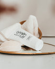 Ontdek de kracht van de SMPL Skincare Reinigingscrème, een balsem die niet alleen verzacht, maar ook intensief reinigt. Met een unieke formule boordevol natuurlijke ingrediënten, zoals glycerine, aloë vera en diverse verzorgende oliën, biedt deze reinigingscrème optimale hydratatie en verzachting voor je huid.