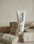 SMPL Skincare Reinigingscrème geef je je huid een grondige reiniging zonder haar natuurlijke balans te verstoren. De zachte en effectieve formule verwijdert onzuiverheden, overtollig talg en make-up, terwijl het de huid gehydrateerd en gevoed achterlaat. De reinigingscrème van SMPL Skincare is vegan, 100% natuurlijk, cruelty free en goed voor het milieu.