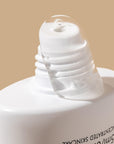 De gel-textuur van deze alpha-h triple actioncleanser voelt niet alleen heerlijk fris aan, maar zorgt ook voor intense hydratatie en kalmering van je huid. Laat je zorgen los terwijl de gel moeiteloos onzuiverheden en overtollige olie verwijdert, terwijl het je poriën verfijnt en een stralende teint onthult.