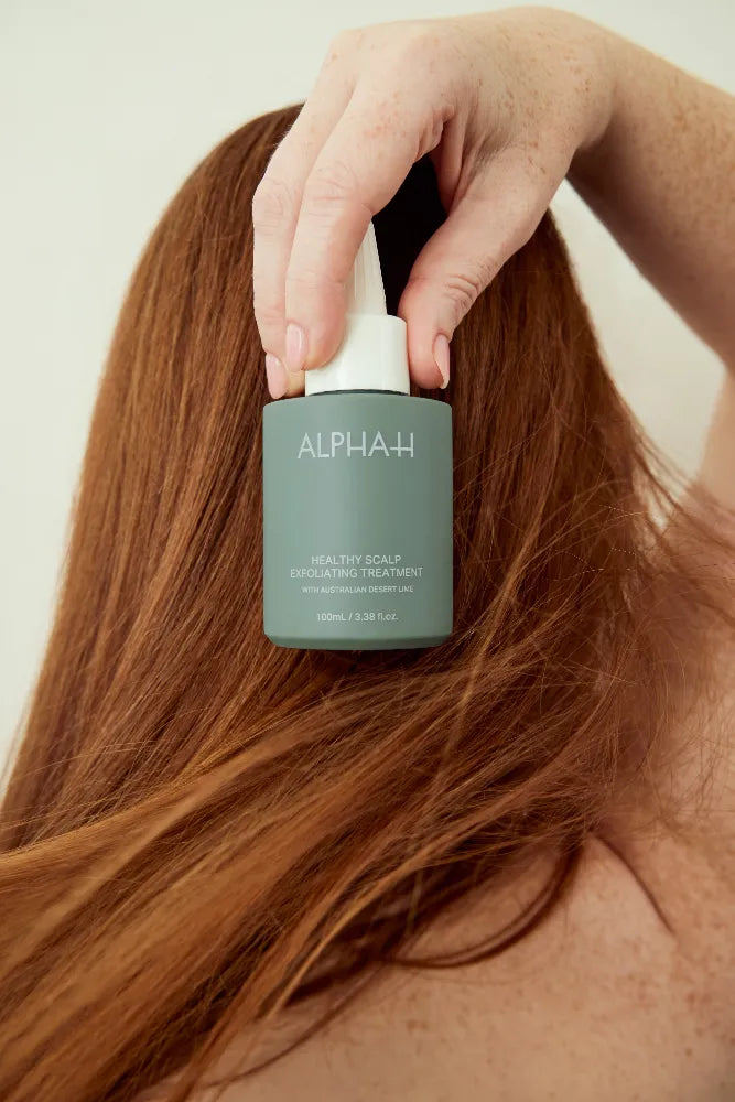 Heb jij last van schilfertjes, jeuk of misschien andere haarproblemen? Soms kan het exfoliëren van de hoofdhuid grote voordelen bieden. De Alpha-H Healthy Scalp Exfoliating Treatment is een ‘pre-wash’ serum dat speciaal is ontwikkeld voor een schone, gezonde hoofdhuid en gezond, glanzend haar.