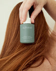 Heb jij last van schilfertjes, jeuk of misschien andere haarproblemen? Soms kan het exfoliëren van de hoofdhuid grote voordelen bieden. De Alpha-H Healthy Scalp Exfoliating Treatment is een ‘pre-wash’ serum dat speciaal is ontwikkeld voor een schone, gezonde hoofdhuid en gezond, glanzend haar.