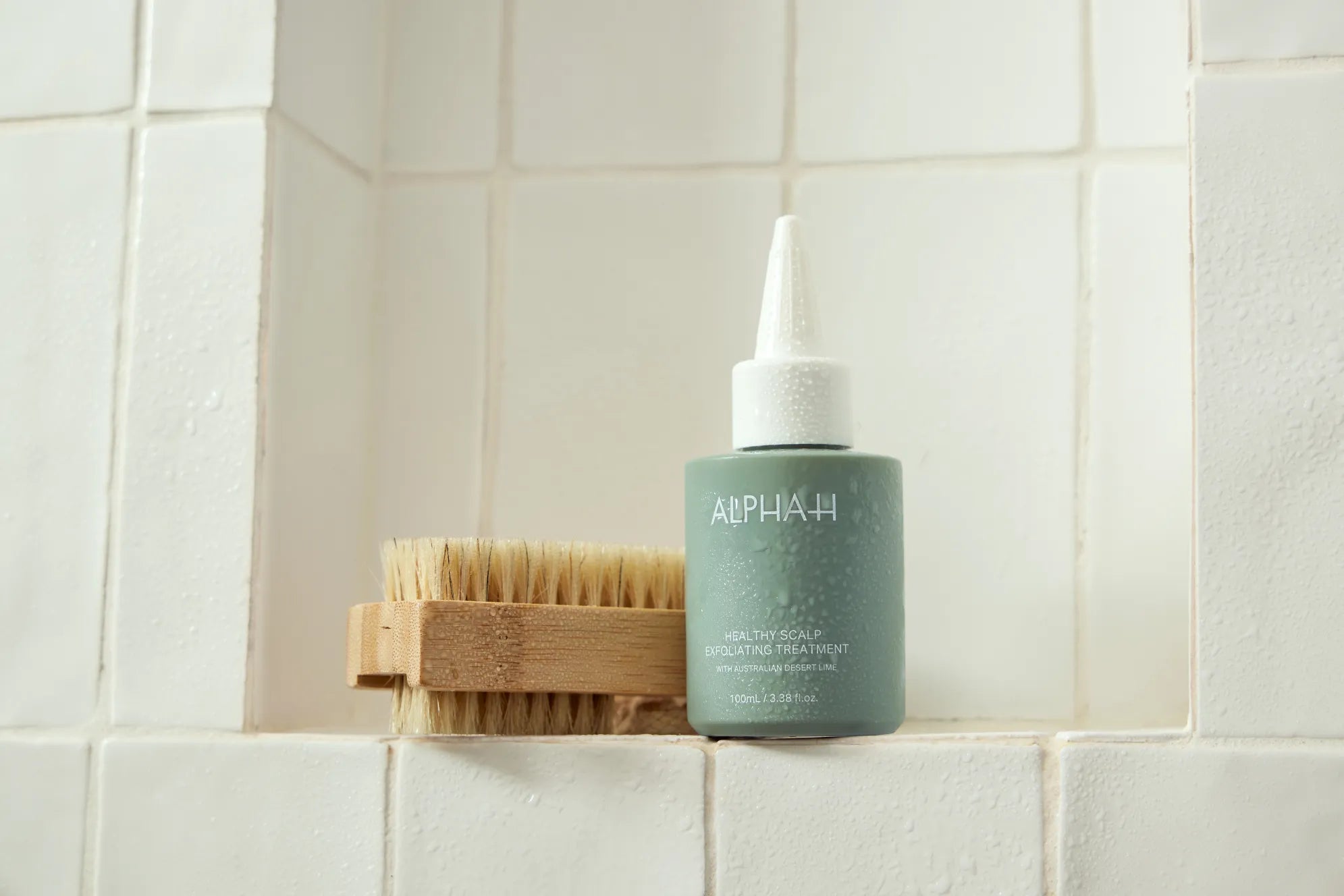 De healthy scalp exfoliating treatment van Alpha-H bevat salicylzuur. Salicylzuur zorgt ervoor dat de talgproductie wordt verminderd, de poriën worden schoongemaakt en dode huidcellen worden verwijderd. Daarmee zorg je ervoor dat jeuk op de hoofdhuid, roos en vet haar minder wordt. 