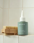 De healthy scalp exfoliating treatment van Alpha-H bevat salicylzuur. Salicylzuur zorgt ervoor dat de talgproductie wordt verminderd, de poriën worden schoongemaakt en dode huidcellen worden verwijderd. Daarmee zorg je ervoor dat jeuk op de hoofdhuid, roos en vet haar minder wordt. 