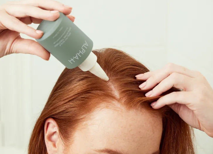 Het pre-wash serum werkt exfoliërend, maar ook kalmerend, onstekingsremmend en het versterkt het microbioom en de huidbarrière. De healthy scalp exfoliating treatment kan dit door onder andere fruitzuren, antioxidanten en het hydratatiecomplex!