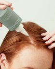 Het pre-wash serum werkt exfoliërend, maar ook kalmerend, onstekingsremmend en het versterkt het microbioom en de huidbarrière. De healthy scalp exfoliating treatment kan dit door onder andere fruitzuren, antioxidanten en het hydratatiecomplex!