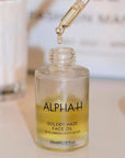 Met de Alpha-H Golden Haze Face Oil geef je je huid een intense hydratatie, kalmering en herstel. Ervaar de transformatie van je huid en geniet van een stralende teint.