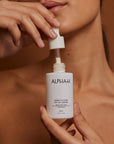 Het Alpha-H dawn to dusk spf 50+ seurm is een zonbescherming in een lichte, luchtige, zijdezachte formule. Met het dawn to dusk serum spf 50+ heb je geen last meer van het aanbrengen van vettige, plakkerige zonnebrandcremes.