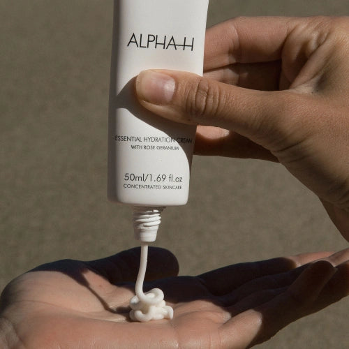 De alpha-h essential hydration cream is een waar SOS-product voor een gevoelige, kapotte, droge, rode, zonverbrande of door kou of wind aangetaste huid. Het biedt directe verlichting en voeding, waardoor je huid weer gezond en stralend wordt.