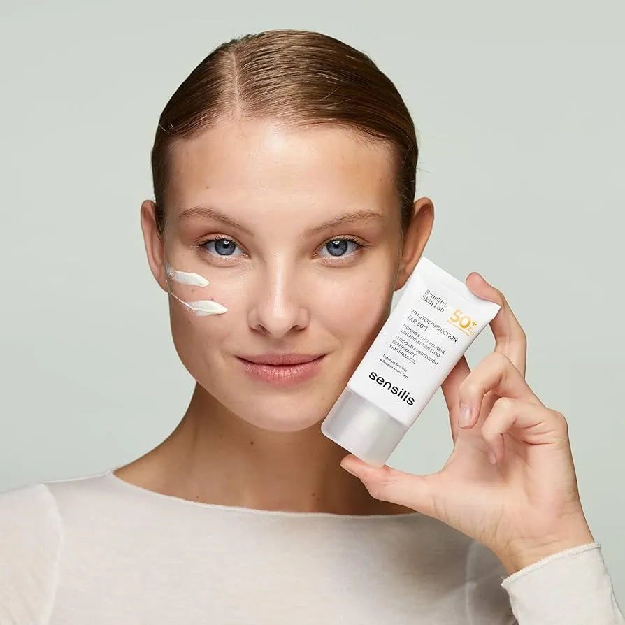 Sensilis Photocorrection AR SPF 50+: dagcrème met UVA, UVB en blauw licht bescherming. Kalmeert roodheid en hydrateert gevoelige huid intensief. Dagcreme met SPF ideaal voor rosacea, roodheid, couperose en de gevoelige huid.