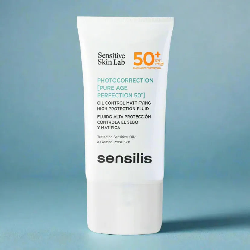 Sensilis photocorrection Pure Age Perfection SPF 50+ beschermt, matteert en verzacht. Heb je een (acne)gevoelige, gecombineerde of vette huid die snel gaat glimmen en behoefte heeft aan bescherming en verzorging? Deze dagcrème met SPF is de perfecte oplossing voor jouw huid.