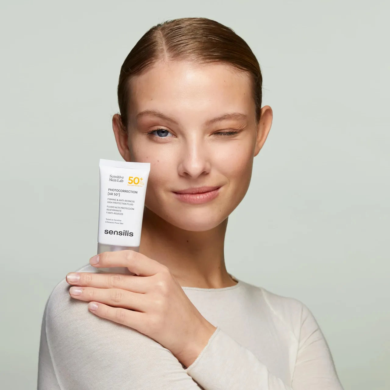 Hydraterende SPF50+ dagcrème voor gevoelige huid. Vermindert roodheid, voorkomt veroudering en beschermt tegen blauw licht. Ontdek Sensilis!