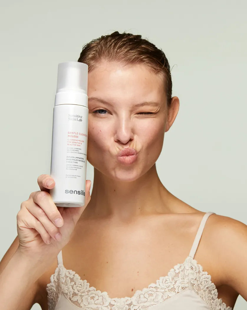 Sensilis Gentle Cleansing Mousse is een zijdezacht reinigingsschuim dat niet alleen grondig reinigt, maar ook de natuurlijke balans van je huid respecteert.