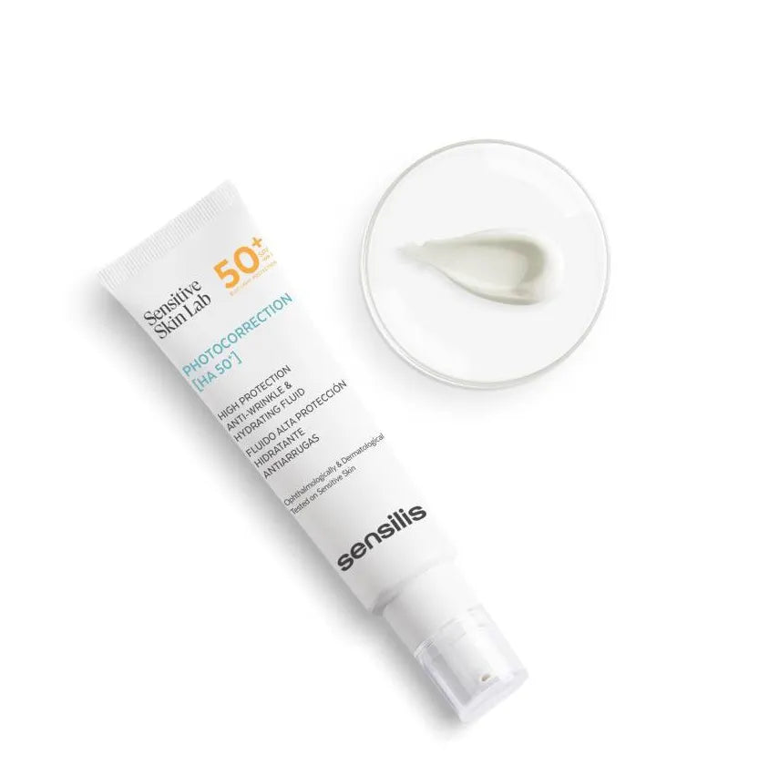 Deze innovatieve dagcrème met SPF 50+ biedt bescherming tegen UVA, UVB en blauw licht met intensieve hydratatie en huidverbetering. De lichtgewicht formule met hyaluronzuur vult vochttekorten aan, terwijl provitamine D3 en vitamine E helpen om roodheid te verminderen en de huidbarrière te versterken. Dankzij allantoïne en muskaatsalie voelt je huid direct zacht en gekalmeerd aan, terwijl eventueel donkere pigmentvlekken worden vervaagd.