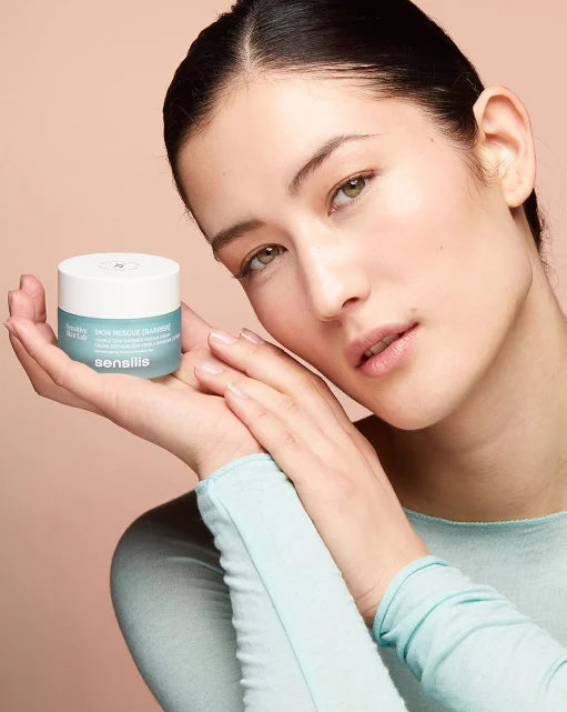 Herstel en bescherm je huid met Sensilis Skin Rescue Barrier. Kalmeert irritatie, vermindert roodheid en biedt langdurige hydratatie.